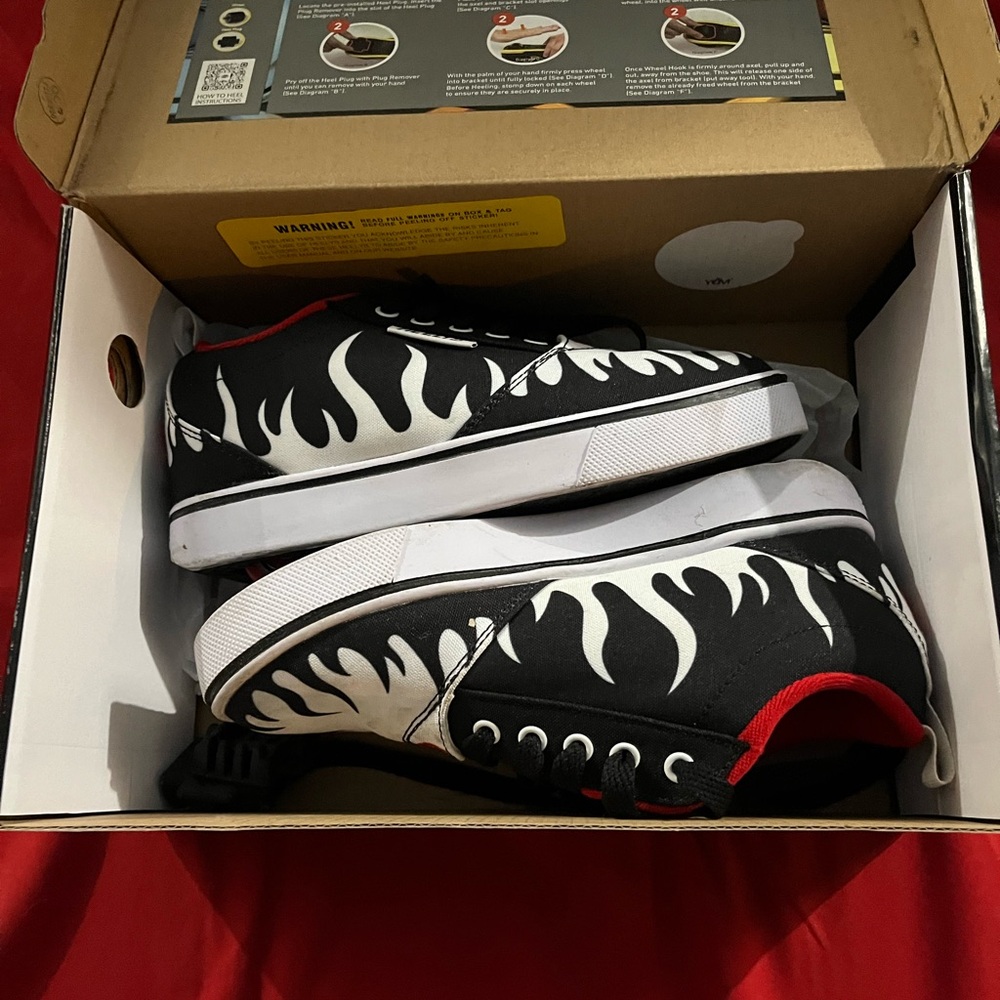 Heelys Original Wheeled Shoes - Picture 2 of 5